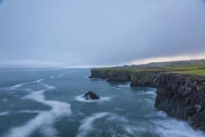 photo longue exposition du littoral accidenté à anarstapi en islande en été