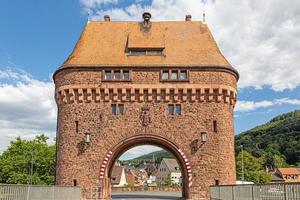 photo de la porte de la ville de miltenberg située non le pont principal de la rivière pendant la journée