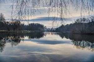 Réflexions dans un lac à la zone de loisirs de Gundwiesen près de l'aéroport de Francfort photo