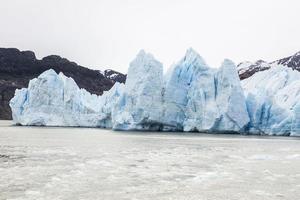 photo du gris glacier dans le parc national des torres del paine en patagonoa