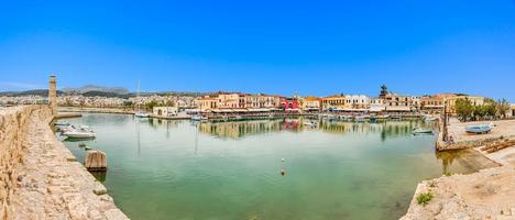 photo panoramique du port de réthymnon avec promenade et phare en été