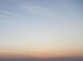 ciel coloré dramatique avec rémanence et nuages illuminés photo