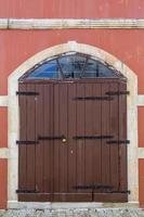 porte ancienne et ruineuse dans un vieux village grec pendant la journée photo