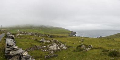 paysage irlandais typique par mauvais temps pendant la journée photo