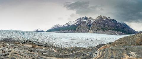 image panoramique du glacier gris dans le parc national torres del paine dans la partie chilienne de la patagonie photo