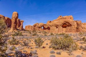 photo panoramique des merveilles naturelles et géologiques du parc national des arches dans l'utah en hiver