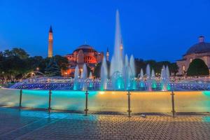 hagia sophia illuminée avec fontaine le soir photo