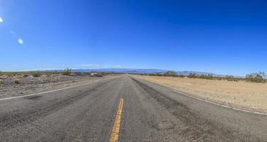 vue panoramique d'une route à travers le désert de l'arizona du point de vue du sol photo