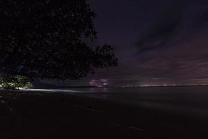 impressions nocturnes de la plage de khao lak en thaïlande en novembre photo