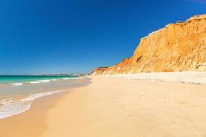 photo panoramique de praia da falesia au portugal en été