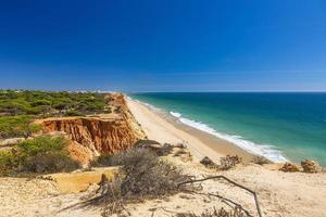 photo panoramique de praia da falesia au portugal en été