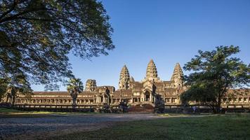 ruines mystiques et célèbres d'ancre wat au cambodge sans personne en été photo