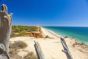 photo panoramique de praia da falesia au portugal en été