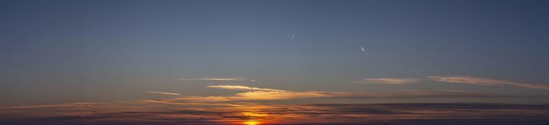 image de ciel dramatique et coloré avec le soleil pendant le coucher du soleil photo