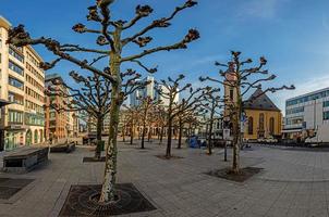 vue sur la place de la hauptwache à francfort avec st. l'église de catherine et les gratte-ciel de l'horizon à la lumière du matin photo