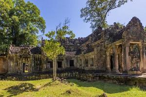 ruines mystiques et célèbres d'ancre wat au cambodge sans personne en été photo
