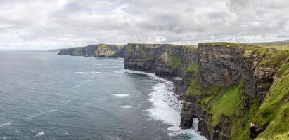 photo panoramique des falaises de moher sur la côte ouest de l'irlande pendant la journée