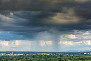 image d'un nuage de douche avec voile de pluie photo