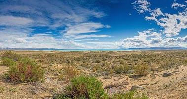 vue panoramique sur la steppe argentine près du lago argentino pendant la journée photo