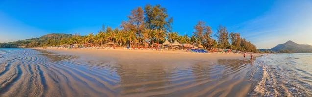 ambiance de soirée à la plage de kamala sur l'île de phuket photo