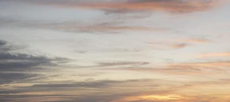 ciel coloré dramatique avec rémanence et nuages illuminés photo