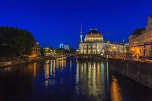 Vue depuis le pont Ebert à Berlin sur la rivière Spree et le musée Bode jusqu'à la tour de télévision dans le crépuscule du soir en été photo