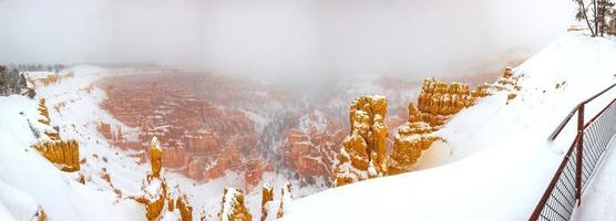 vue sur le canyon de brice en hiver photo