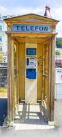 photo d'une ancienne boîte d'appel isolée dans la ville historique tchèque de carlsbad pendant la journée