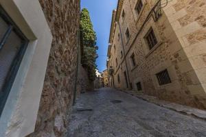 petite ruelle dans la ville historique de fornalutx sur l'île de majorque photo