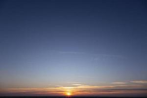 image de ciel dramatique et coloré avec le soleil pendant le coucher du soleil photo