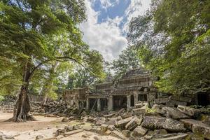 ruines mystiques et célèbres d'ancre wat au cambodge sans personne en été photo