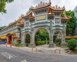 vue sur la porte d'entrée du temple zhongpo fushou à taipei pendant la journée photo