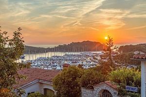 panorama sur le port de la ville côtière croate vrsar prise de la vieille ville au coucher du soleil photo