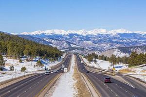 vue sur l'autoroute avec des montagnes rocheuses en arrière-plan en hiver photo