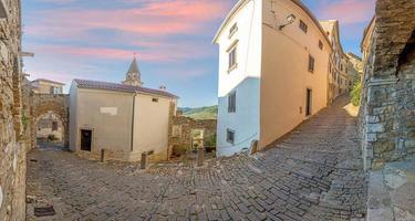 photo de la route d'accès pavée romantique au centre historique de la ville croate de motovun