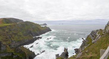 photo panoramique de kerry cliffs portmagee dans le sud-ouest de l'irlande pendant la journée