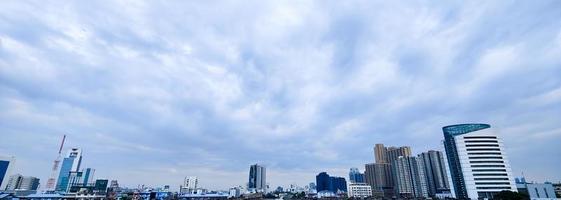 bannière horizontale des grands bâtiments de la ville avec ciel. photo