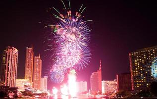 incroyable compte à rebours 2023 à la rivière chao phraya au centre-ville de bangkok, feux d'artifice du nouvel an dans la rivière et devant l'icône siam thaïlande photo