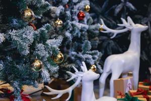 fond d'arbre de noël pour le festival, noël et bonne année. événement d'échange de cadeaux de vacances avec copie photo