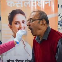 delhi, inde - 19 novembre 2022 - gros plan d'une femme dentiste faisant un examen dentaire de routine au patient, patient allongé sur une chaise lors du bilan de santé annuel, dentiste faisant un examen dentaire au patient photo