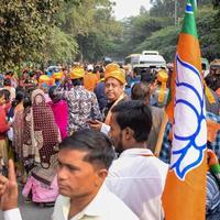 Delhi, Inde, 02 décembre 2022 - partisan du bjp du parti bharatiya janata lors d'un méga road show en faveur du candidat bjp pankaj luthara pour déposer des documents de candidature avant les élections locales mcd 2022 photo