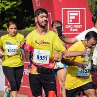 new delhi, inde - 16 octobre 2022 - course de semi-marathon vedanta delhi après covid dans laquelle les participants au marathon sont sur le point de franchir la ligne d'arrivée, semi-marathon de delhi 2022 photo