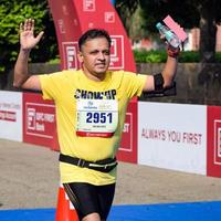 new delhi, inde - 16 octobre 2022 - course de semi-marathon vedanta delhi après covid dans laquelle les participants au marathon sont sur le point de franchir la ligne d'arrivée, semi-marathon de delhi 2022 photo