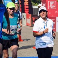 new delhi, inde - 16 octobre 2022 - course de semi-marathon vedanta delhi après covid dans laquelle les participants au marathon sont sur le point de franchir la ligne d'arrivée, semi-marathon de delhi 2022 photo