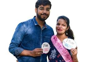 couple indien posant pour le tournage de bébé de maternité avec un fond uni blanc. le couple pose dans une pelouse avec de l'herbe verte et la femme étale sa bosse de bébé dans le jardin de lodhi à new delhi, inde photo