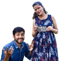 couple indien posant pour le tournage de bébé de maternité avec un fond uni blanc. le couple pose dans une pelouse avec de l'herbe verte et la femme étale sa bosse de bébé dans le jardin de lodhi à new delhi, inde photo