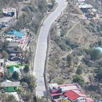 vue aérienne de dessus des véhicules de circulation roulant sur les routes de montagne à nainital, uttarakhand, inde, vue depuis le sommet de la montagne pour le mouvement des véhicules de circulation photo