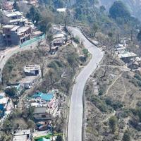 vue aérienne de dessus des véhicules de circulation roulant sur les routes de montagne à nainital, uttarakhand, inde, vue depuis le sommet de la montagne pour le mouvement des véhicules de circulation photo