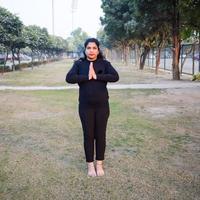 jeune femme indienne pratiquant le yoga en plein air dans un parc. belle fille pratique la pose de yoga de base. calme et détente, bonheur féminin. poses de yoga de base en plein air photo