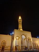 une belle vue nocturne de la mosquée sayed al shuhada à médine, arabie saoudite photo